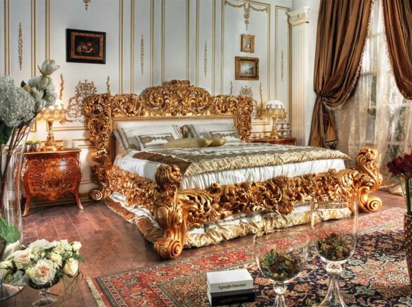 suuri sänky barokkityylisessä makuuhuoneessa