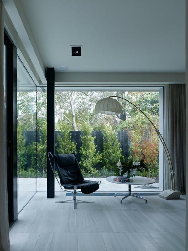 suuri moderni taloarkkitehtuuri rentoudu oleskelualue nojatuolin lattiavalaisin