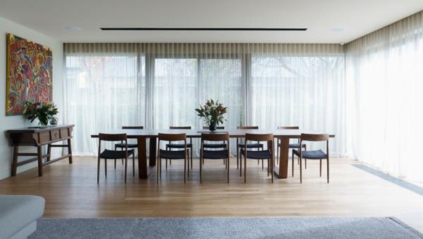 iso moderni talo ruokasali puiset huonekalut