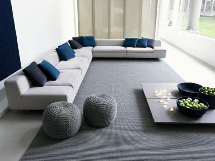 iso valkoinen design -sohva sininen koristelu