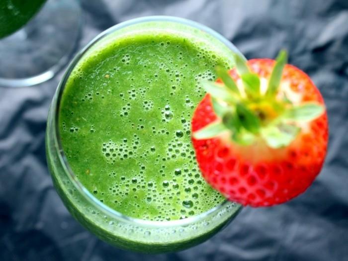 vihreä smoothie mansikoilla