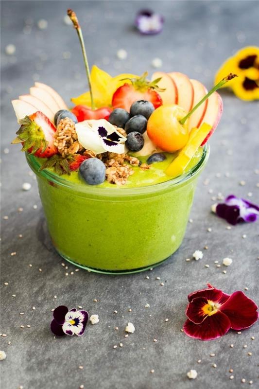 vihreät smoothiet sitrushedelmillä ja syötävillä kukilla