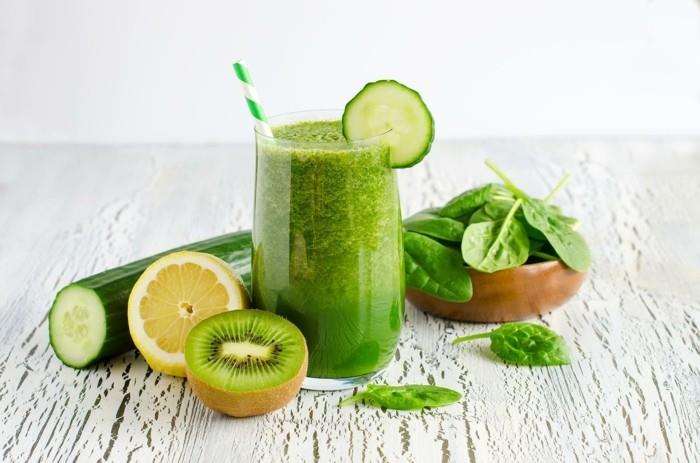 vihreät smoothiet pinaatin ja muiden ainesosien kanssa