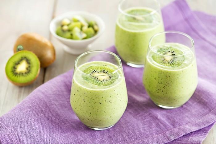 vihreä smoothie kiivillä