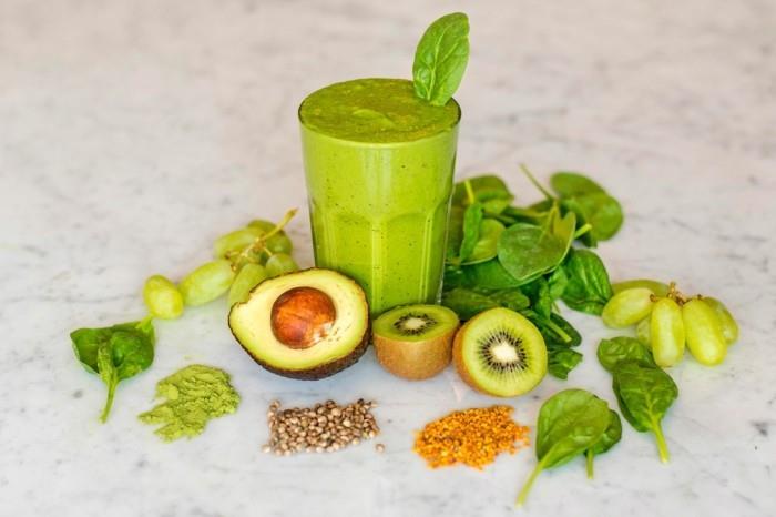 vihreä smoothie eri vihreillä vihanneksilla