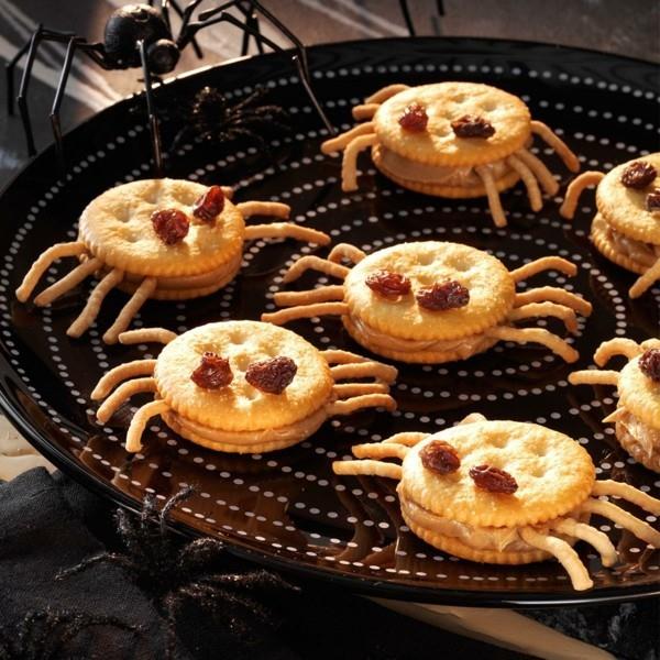 kammottavia halloween -välipaloja, jotka on valmistettu kekseistä rusinoiden kanssa