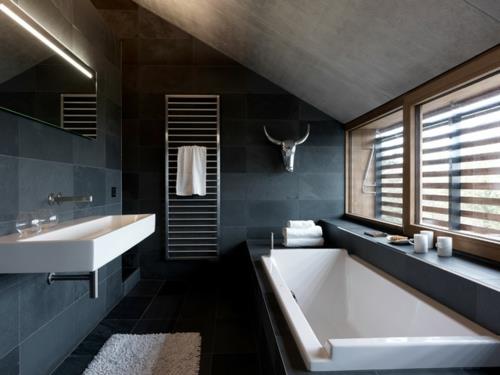 hyvin suunnitellut kylpyhuoneen laatat tummanharmaat seinät