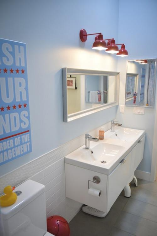 hyvin suunniteltu kylpyhuone punainen valkoinen sininen väri yhdistetyt seinävalaisimet