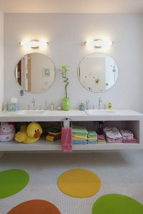 Hyvin suunniteltu kylpyhuone pyöreä seinäpeili, pyyhkeet, pesuallas
