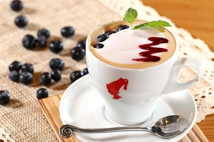 hyvää huomenta kahvi kahvi maitovaahto mustikat mintunlehdet
