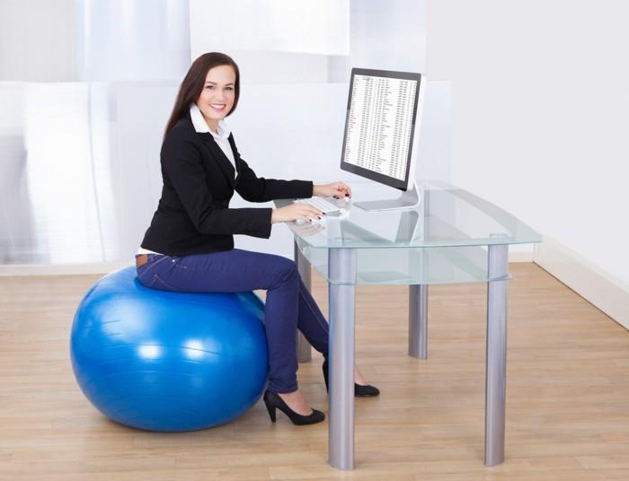 käyttää pallo istua toimistossa terve nainen istua pallo