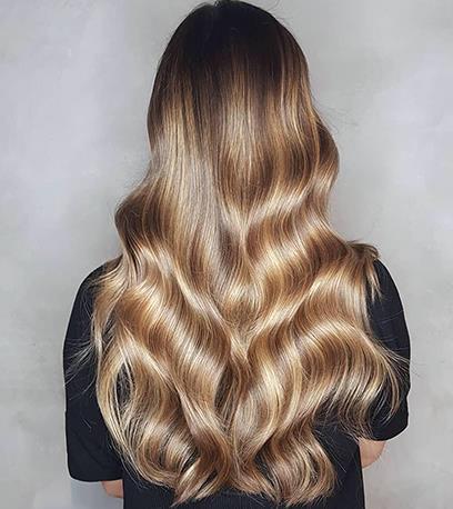 hiusten trendiväri naisille toffee blond