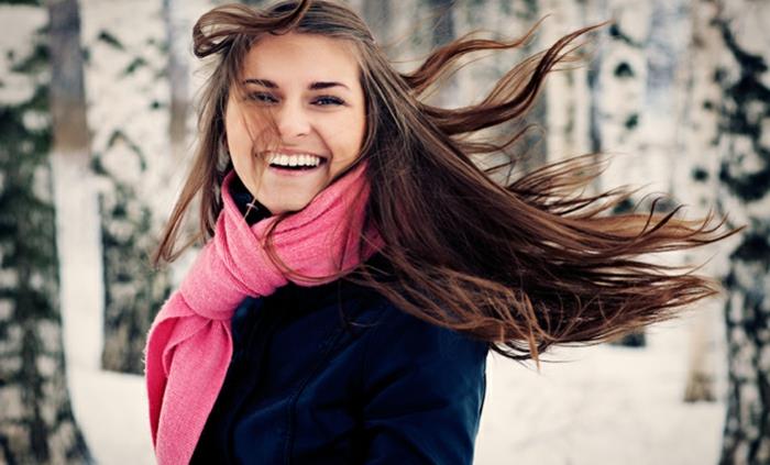 hiustenhoitovinkit talven pitkät hiukset kunnolla hoitavat nuorta naista vaaleanpunainen huivi