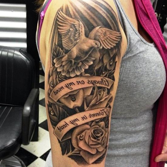 puolihihaiset tatuointiideat naisille, joilla on kyyhkynen ja ruusut