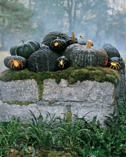 halloween viileä ulkokoristelu tummanvihreät kurpitsat ja veistetyt hämähäkit
