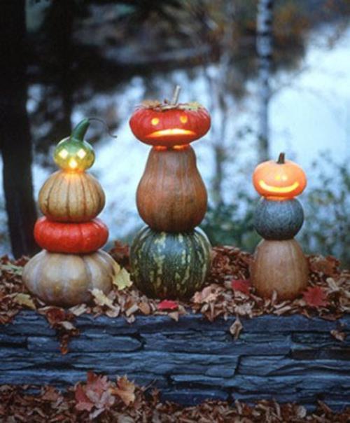 halloween -ulkokoristeelliset haamut, jotka on tehty kurpitsista