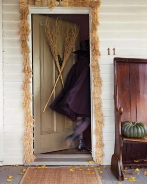 halloween ulkokoristelu noita luuta sisäänkäynnin ovella