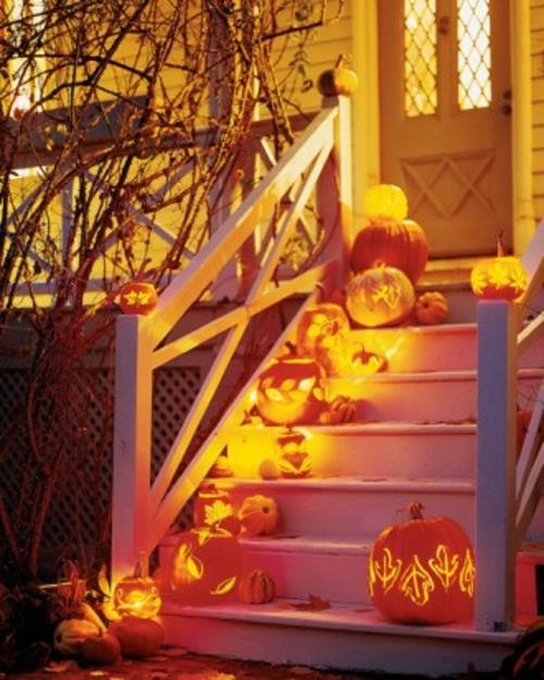 halloween -ulkokoristeelliset kynttilälyhdyt portaissa