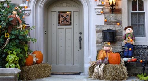 halloween -ulkokoristelu hauska variksenpelät ja iso kurpitsa
