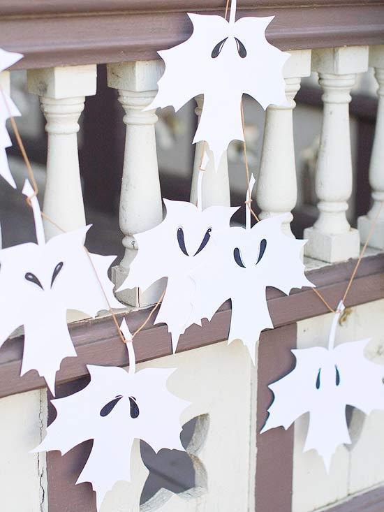 halloween käsityöideoita paperi seppele aave lehtiä