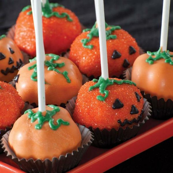 Halloween -kakku ponnahtaa taikinan valmistukseen