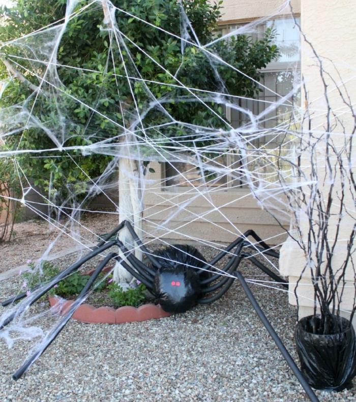 halloween -sisustus diy hämähäkki mustat muovipussit