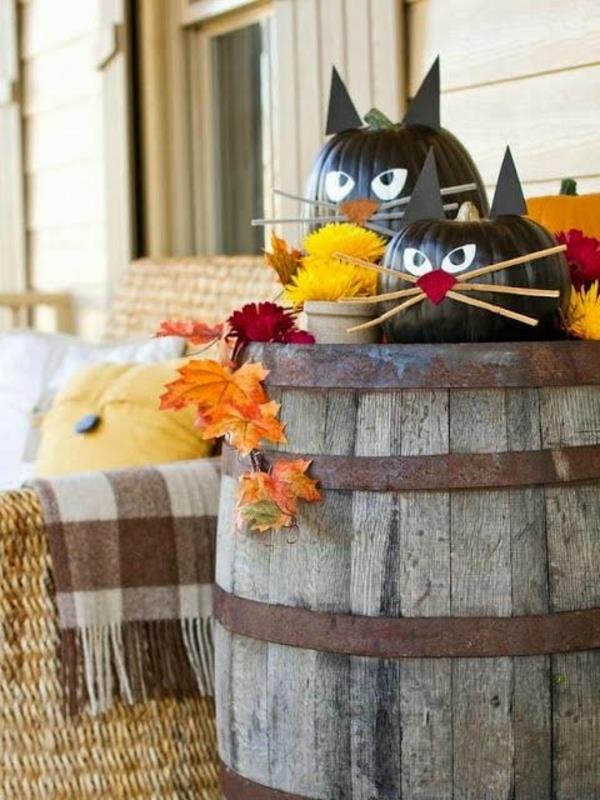 halloween koristelu sisäänkäynti kurpitsa mustat kissat