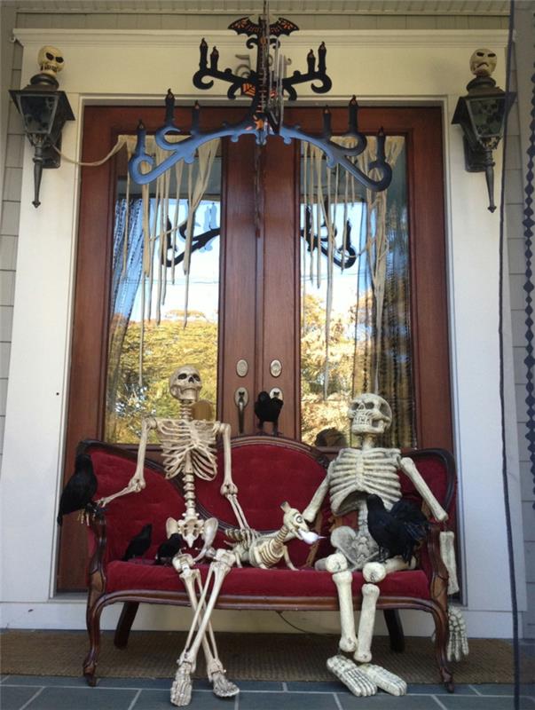 halloween -sisustusideoita ulkona rakennustelineiden sohva istuu