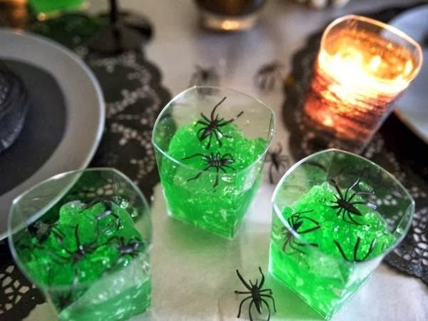 halloween -sisustusideoita muovisia hämähäkkejä