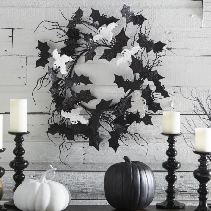 mustavalkoinen halloween -koristelu kurpitsilla ja lepakoilla