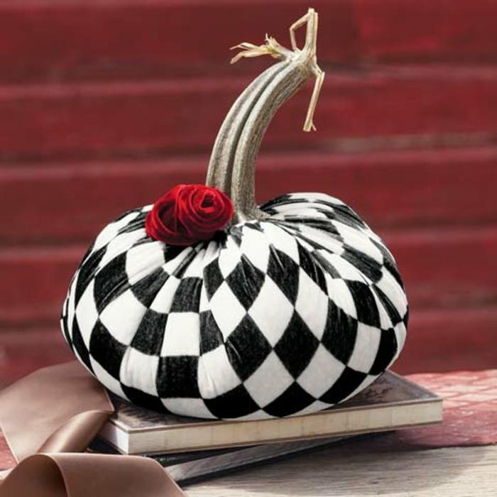 halloween -koristelu kurpitsa mustavalkoisena