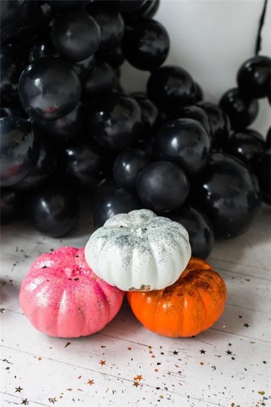 halloween -koristelu useita erilaisia ​​kurpitsia