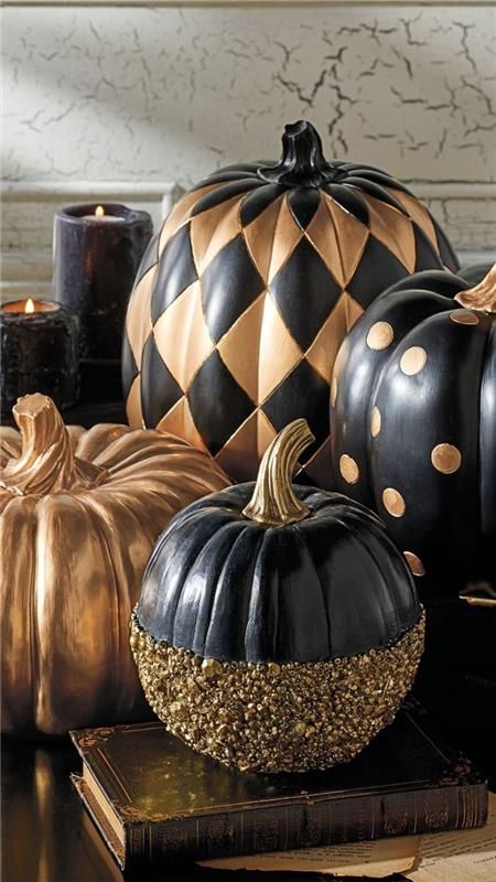 halloween -koristelu kurpitsilla mustalla kullalla