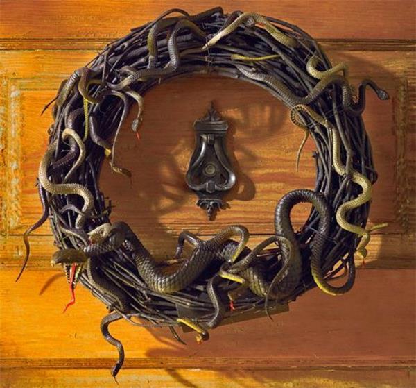 tee halloween -koristelu itse hauska käärme -seppele