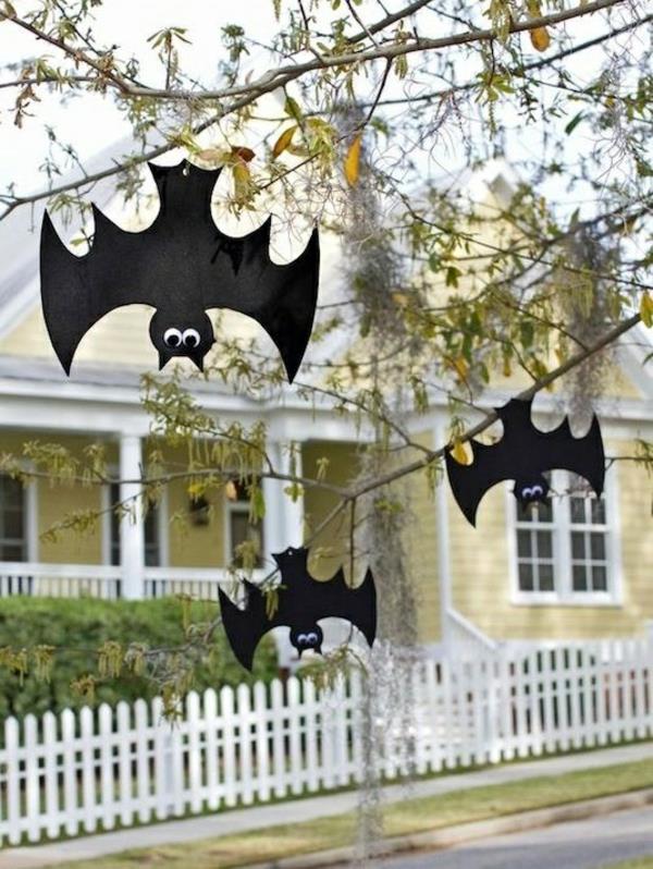 halloween -koristelu puutarhassa käsityöideoita paperista valmistettu bat bat