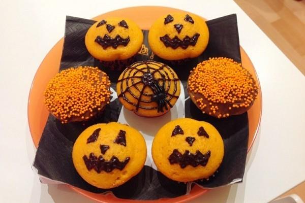 Halloween -sormiruoka -muffinssi -ideoita oranssina