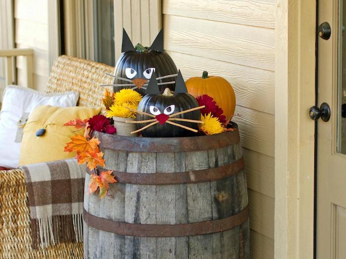 Halloween -juhlan sisustusideoita kurpitsilla sisäänkäynnillä