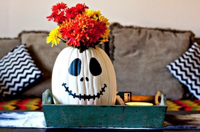halloween -juhlan koristelu kurpitsalla ja krysanteemeilla