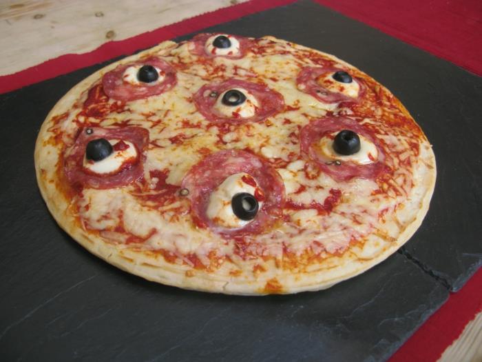 halloween -juhlaideoita ruoan valmistamiseen pizza silmät