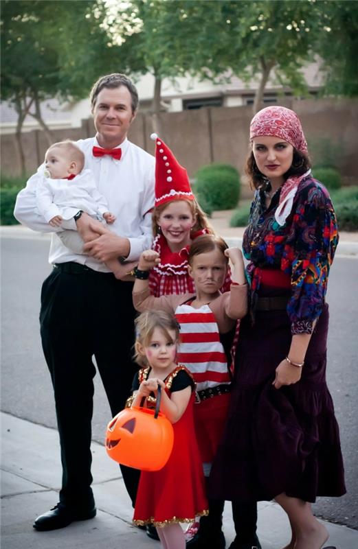 halloween -juhlaideat perheryhmän puvut
