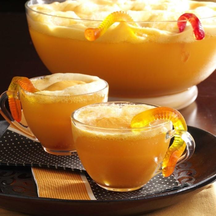 halloween -juhlaideat valmistelevat juomia oranssina