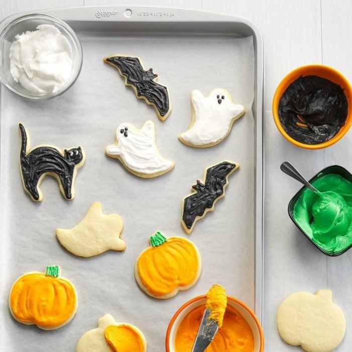 Halloween -juhlaideat lapset leipovat hauskoja evästeitä