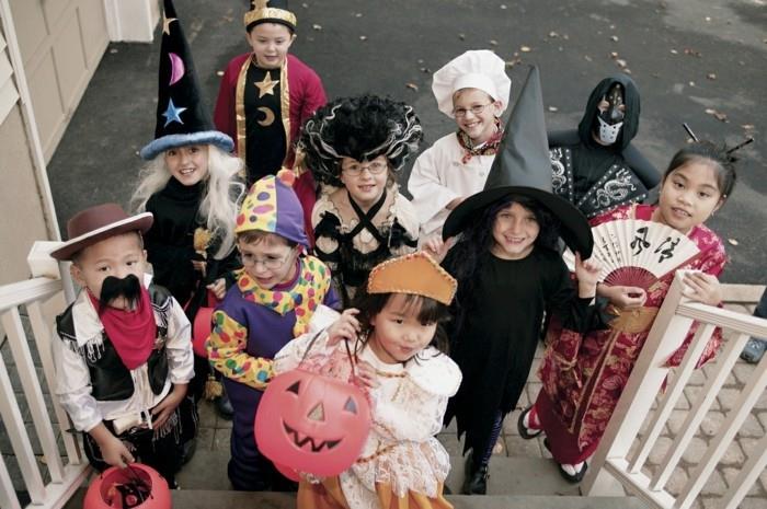Halloween -juhlaideat lapset keräävät karkkia