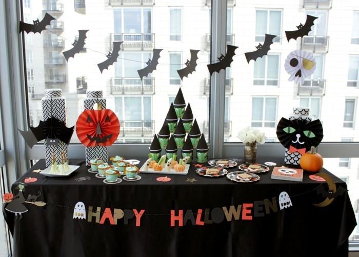 halloween -juhlaideoita pöytäkoristeet musta pöytäliina tervehdys deco -ideoita