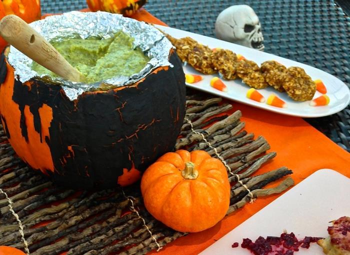 halloween -reseptit avokadokeitto puurolla täytetty kurpitsa