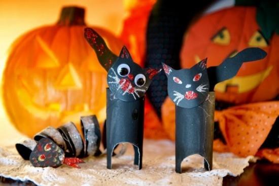 halloween -mustat kissat näpertelevät wc -rullien kanssa