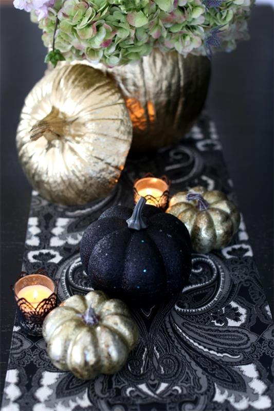 halloween -pöytäkoriste kurpitsilla mustalla kullalla