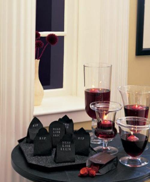 halloween -pöytäkoristeet viinilasit kelluvilla kynttilöillä
