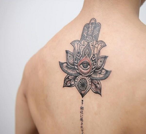 hamsa -tatuointi silmällä selässä