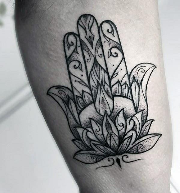 hamsa -tatuointi lootuksen mustalla tyylillä